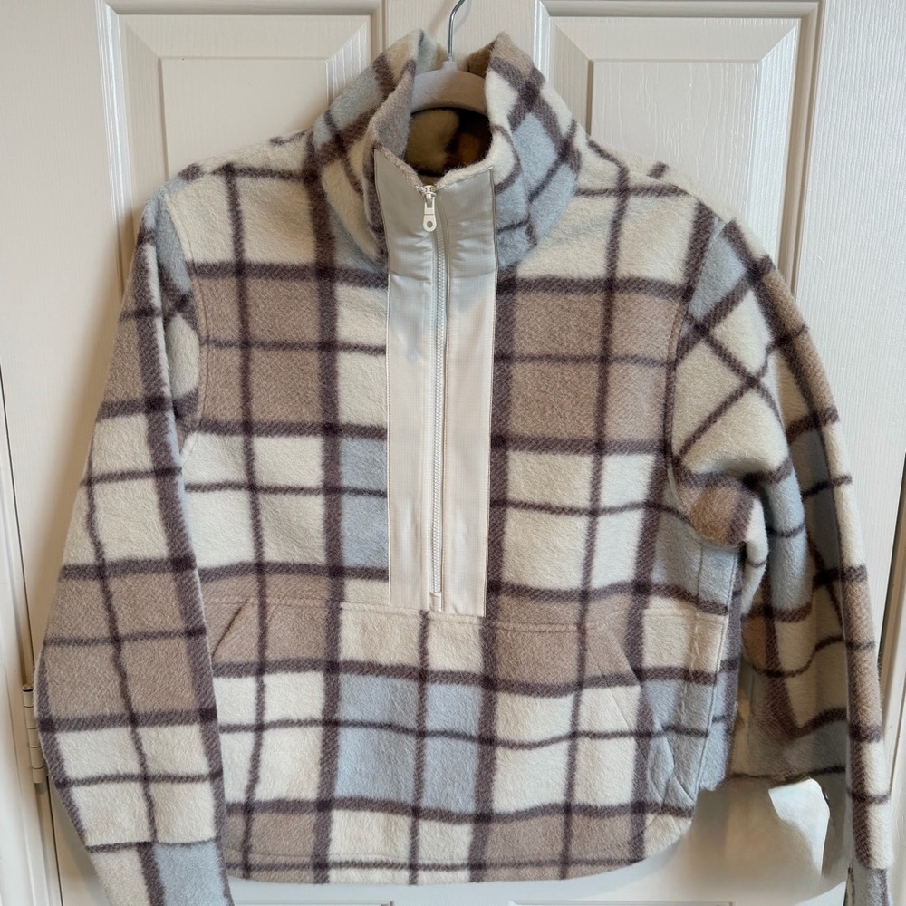 Alpine Design Neutral Beige Plush/Fleece Jacket.
Size Small. EUC.